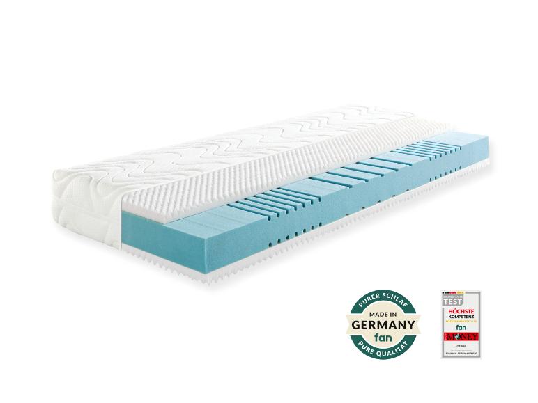 Matratze mit sichtbaren Schichten, inklusive Schaumkern und Textilbezug, mit „Made in Germany“-Siegel.