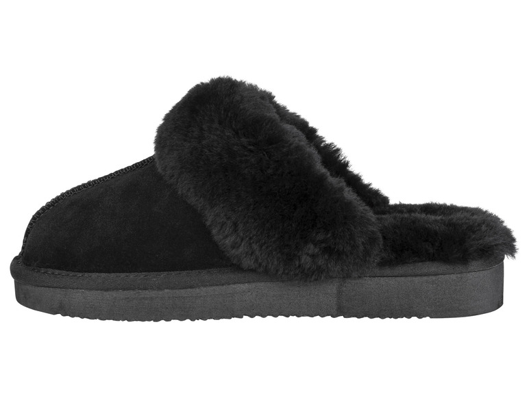 Schwarze Hausschuhe mit Fellbesatz.