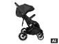 Schwarzer BABYGO GO Twiche Kinderwagen in der Seitenansicht. [KI-generiertes Bild]