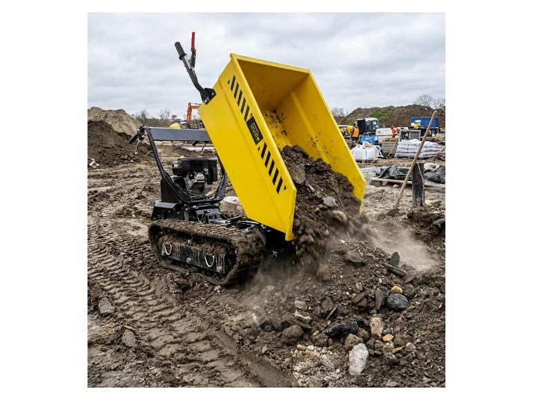Gelber Raupen-Minidumper entlädt Erde auf einer Baustelle