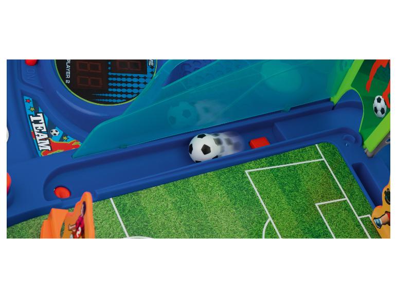 Ein Fußballspiel mit einem Scoreboard und einem Fußball, der über eine Bahn rollt.