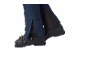 Blaue Skihose mit Reißverschlüssen und schwarze Skischuhe.