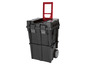 Eine schwarze Werkzeugkiste mit Rollen und einem roten Griff.