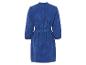 Blaues Kleid mit Blumenmuster, Boho-Stil.