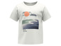 Weißes T-Shirt mit einem Druck eines Landschaftsbildes mit Sonne, Wolken und dem Text 'Together with nature'.