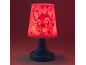 Rot leuchtende Tischlampe mit niedlichem Außerirdischem und Sternen.