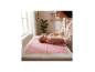 Mutter und Baby auf einem Wickeltisch mit rosa Unterlage im Kinderzimmer.