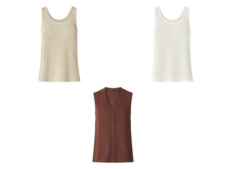 Zwei gestrickte Tops in Beige und Weiß, plus eine braune Strickweste mit Knöpfen.