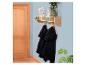 Wandgarderobe aus Holz mit Ablage, Schubladen und Dekoartikeln.