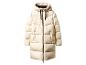 Langer beiger Daunenmantel mit Kapuze und schwarzem Reißverschluss.