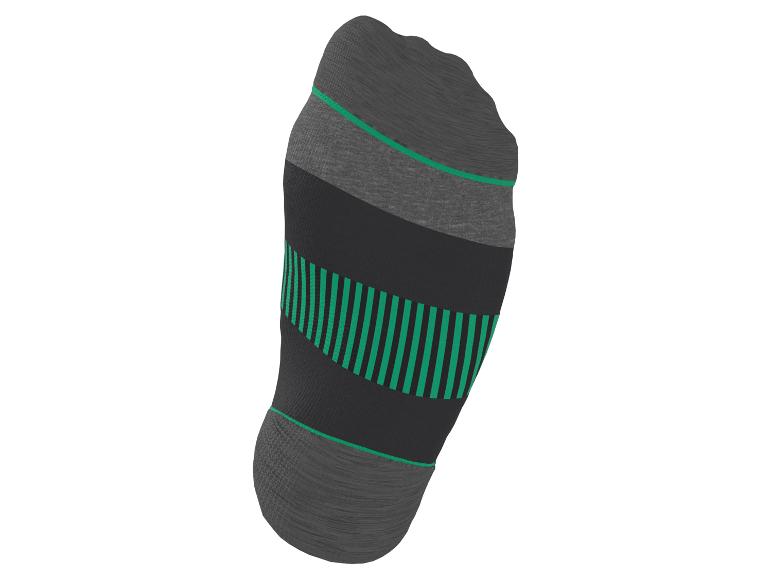 Dunkelgraue und schwarze Socke mit grünen Streifen