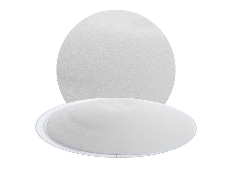 Weißer Kristallzucker in einem runden Haufen und einer ovalen Schale.