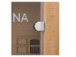 Nahaufnahme einer Saunatür mit der Aufschrift „NA“ und Holzinterieur