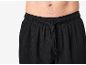 Schwarze Hose mit Kordelzug an der Taille eines Mannes.