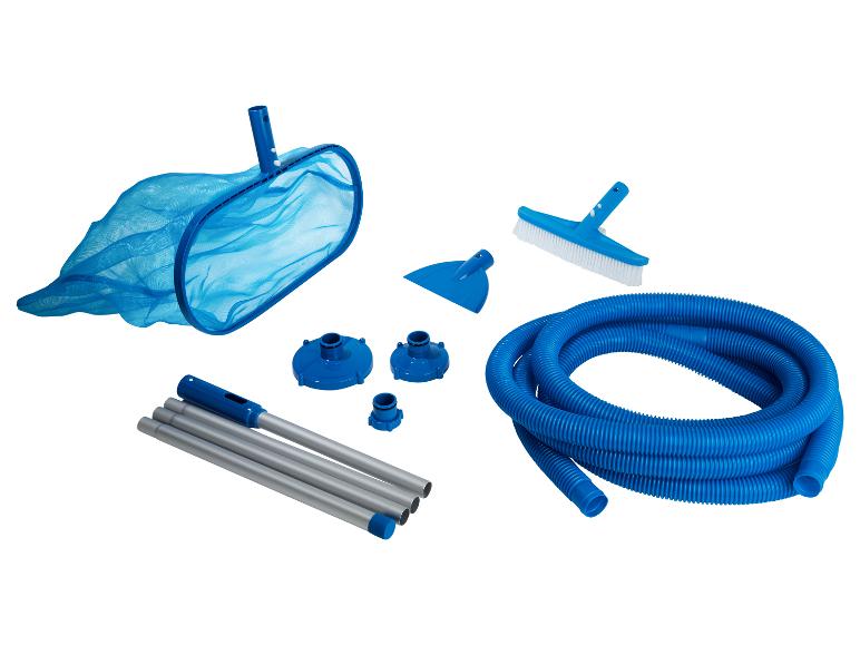 Poolreinigungsset: Kescher, Bürste, Schlauch und Zubehör.