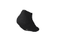 Schwarze kurze Socke mit weißem Logo auf der Sohle.