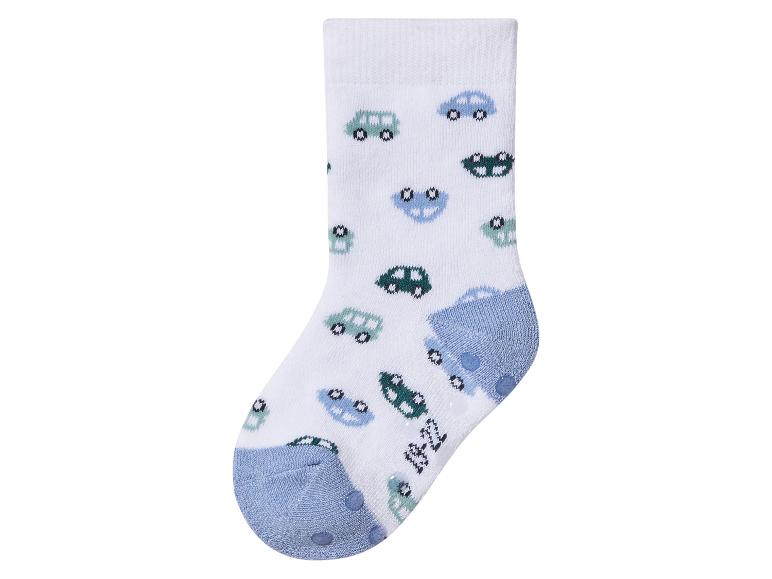 Weiße Kindersocken mit blauen und grünen Automotiven, mit Anti-Rutsch-Noppen.
