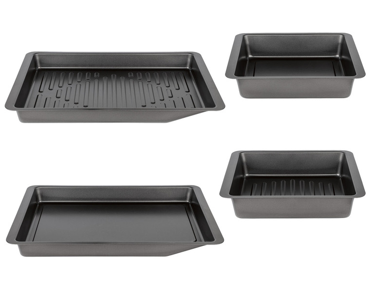 Zwei Backbleche mit geriffeltem Boden und ein glattes Backblech.