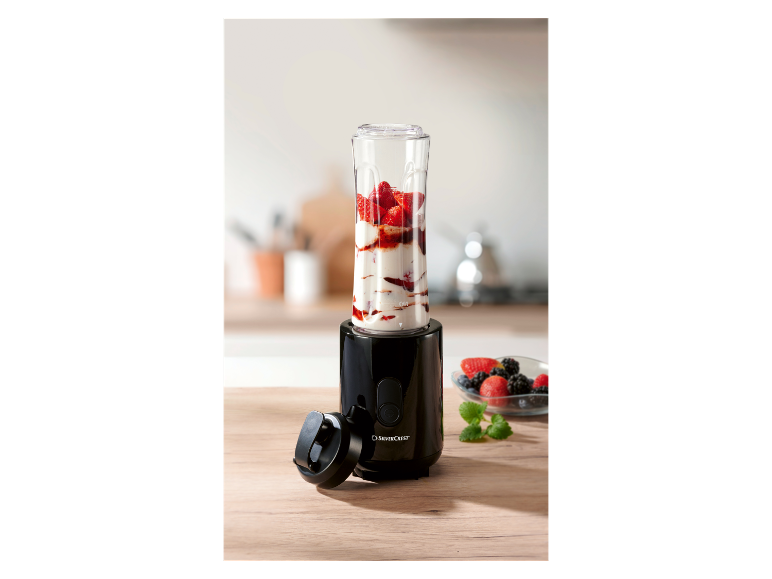 SilverCrest Mini-Mixer mit Erdbeeren und Joghurt.