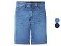 Herren-Jeansshorts in Blau, mit zwei Farboptionen.