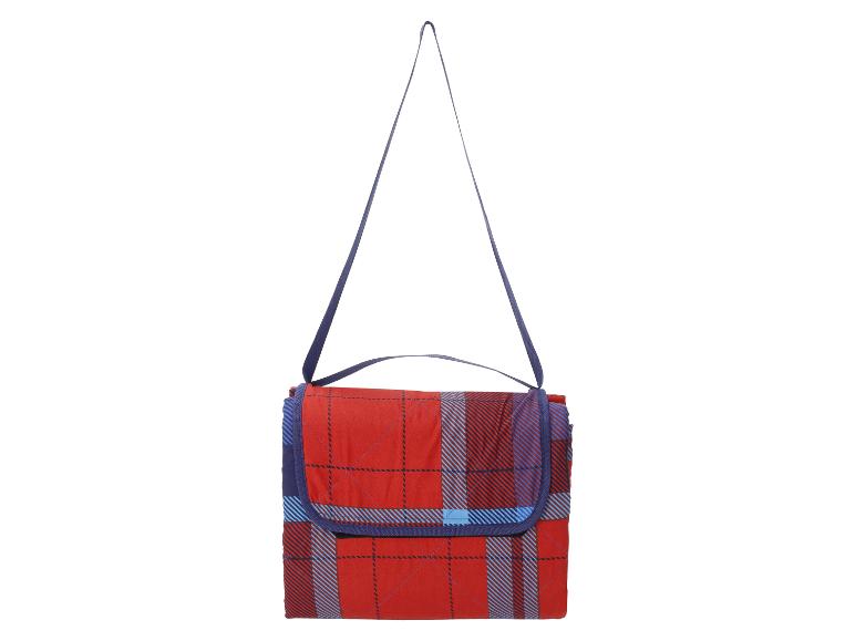 Rot karierte Picknickdecke mit blauen Streifen und Schultergurt.