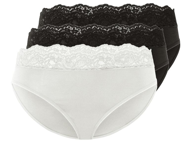Drei Paar schwarze und weiße Slips mit Spitze.