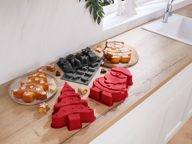 Weihnachtsbaum- und Weihnachtsmannformen zum Backen, mit gebackenem Weihnachtsbaum.