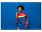 Eine Frau in einer blauen Lidl Jacke und Hose.