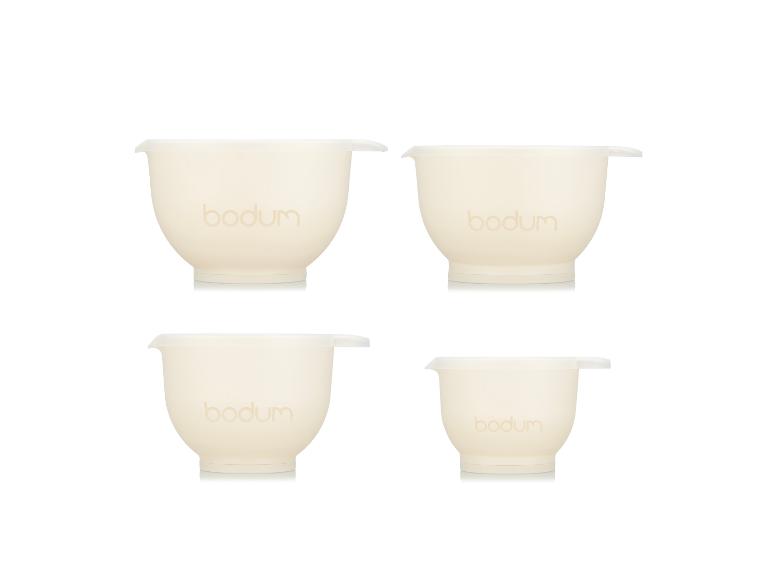 Vier cremefarbene Rührschüsseln mit Deckeln, in zwei Reihen auf weißem Hintergrund angeordnet.