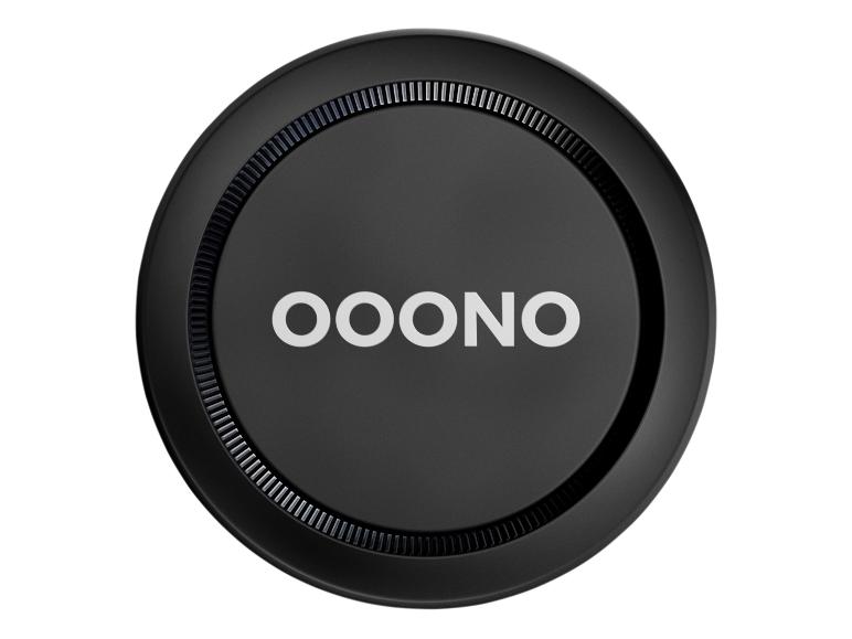 Schwarzes kreisförmiges Gerät mit strukturiertem Ring und weißem Text auf weißem Hintergrund