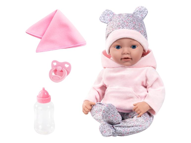 Babypuppe in rosa Hoodie und gemustertem Schlafanzug mit Schnuller, Flasche und Decke.