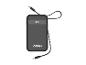 Schwarze Powerbank mit integrierten Kabeln und Prozentanzeige auf weißem Hintergrund.