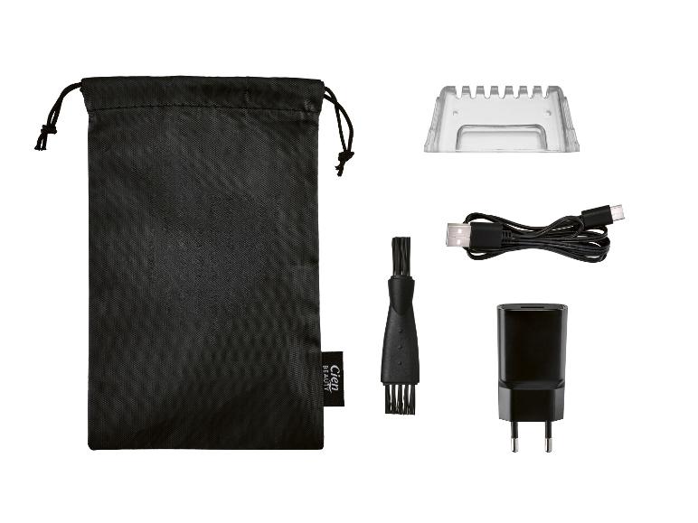 Körperpflegeset mit Beutel, Kamm, Bürste, USB-Kabel und Netzteil.