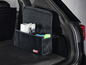 Ein schwarzer Aufbewahrungskasten im Kofferraum eines Autos, gefüllt mit Reinigungsmitteln und Ultimate Speed-Zubehör.