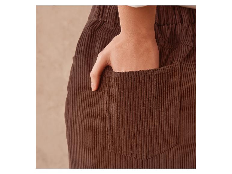 Nahaufnahme einer braunen Cordhose mit einer Tasche.