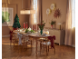Weihnachtliches Esszimmer mit gedecktem Tisch, Stühlen mit Schleifen und festlicher Wanddeko.