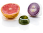 Eine halbe Grapefruit, Zwiebel und Limette bedeckt mit Silikon-Lebensmittelhüllen.