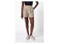 Beige Leinen Shorts und flache Sneaker.
