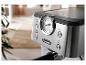 Nahaufnahme einer De'Longhi Espressomaschine aus gebürstetem Stahl mit Manometer und Knöpfen.