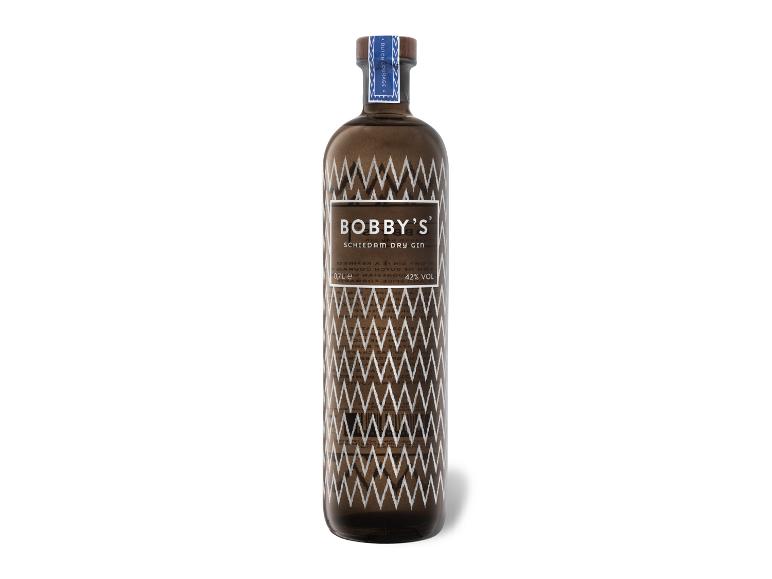 Flasche trockener Gin mit Zickzackmuster und blauem Etikett am Hals.