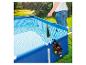 Mann mit Parkside Tauchpumpe im Pool, betrieben mit Parkside X 20 V PAPS Akku