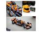 McLaren Formel 1 Rennwagen aus Bausteinen, mit Helm und Fernbedienung.