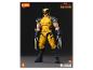 Wolverine-Actionfigur in gelb-blauem Anzug mit Krallen, mit Filmlogo.