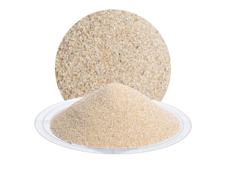 Ein Sandhaufen auf einem transparenten Teller mit einer Nahaufnahme des Sandes im Hintergrund.