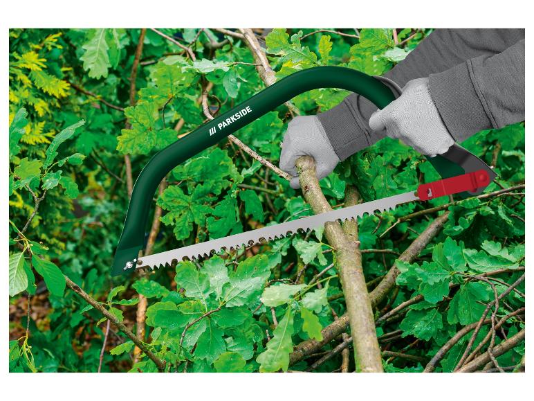 Parkside-Bogensäge schneidet Äste.