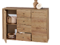 Holzkommode mit Türen und Schubladen, dekoriert mit einer Vase und einer Uhr.