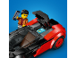 Spielfigur mit Smartphone und rotem Sportwagen mit offenem Kofferraum.