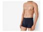 Mann trägt dunkelblaue Boxershorts von Livery.