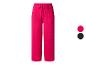 Fuchsiafarbene weite Hose mit Kordelzug in der Taille.