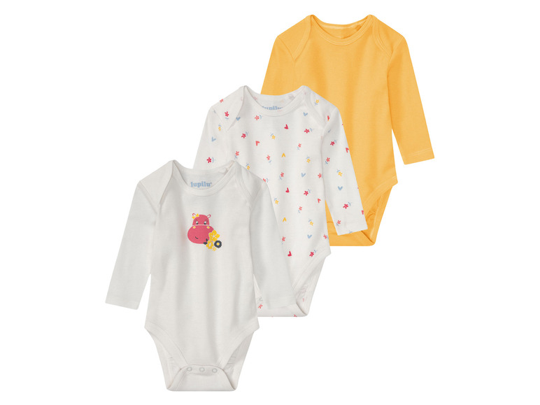 Drei Babybodys von Lupilu, einer mit einem Nilpferd-Motiv, einer mit Blumenmuster und einer in unifarbener Gelb.